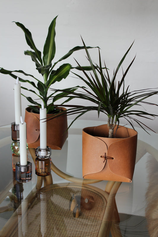 læderkurv med blomst