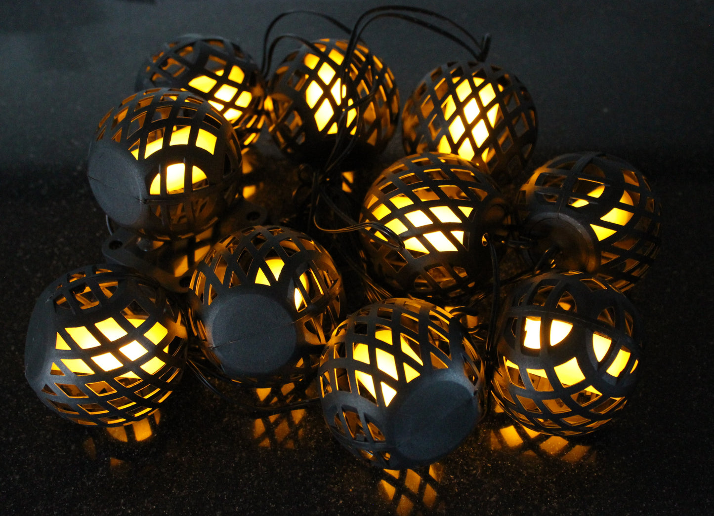Solcelle lyskæde med 10 LED pærer i sort plast kugle