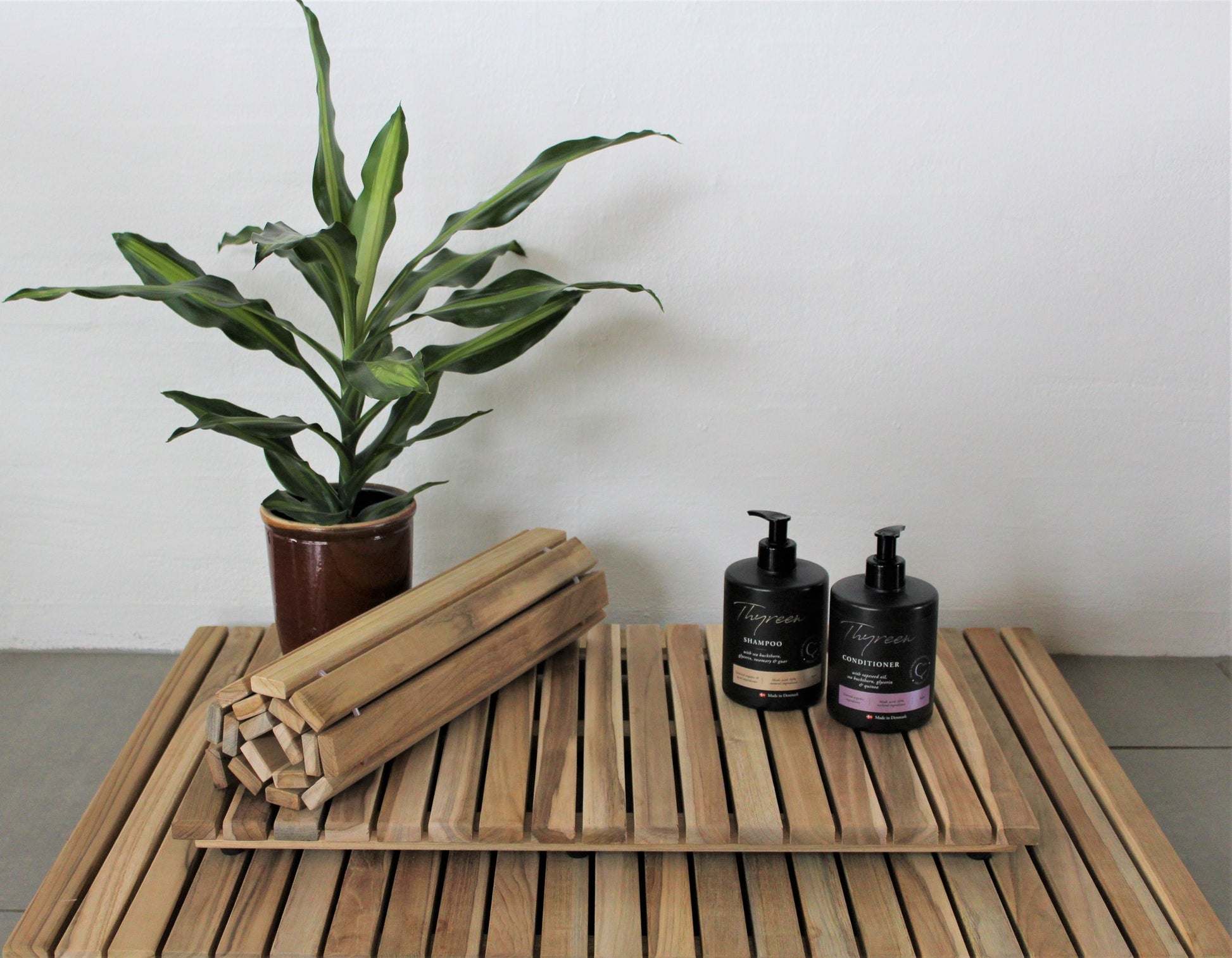 Teak bademåtter i forskellige størrelser.