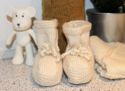 Strikkede babyfutter i beige farve