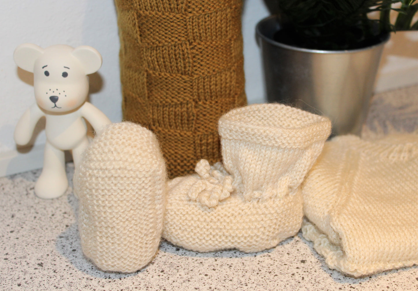 strikkede babyfutter i beigefave