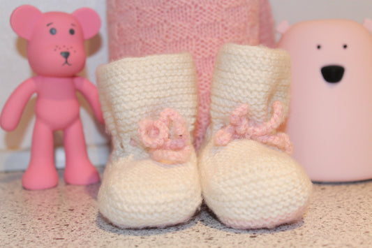 strikkede babyfutter med lyserød sål