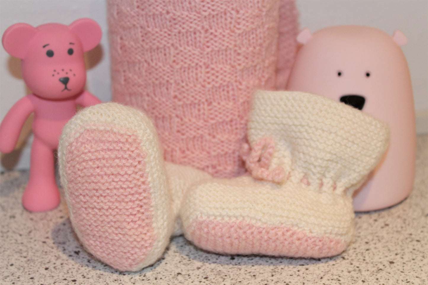 strikkede babyfutter med lyserød sål