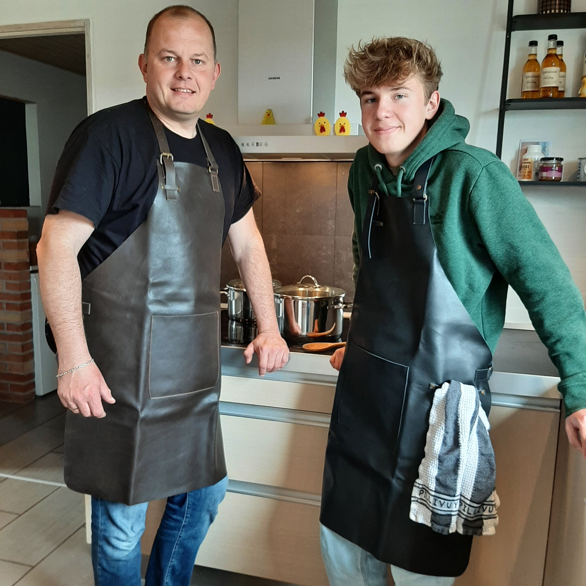 mørkebrunt og sort læderforklæde