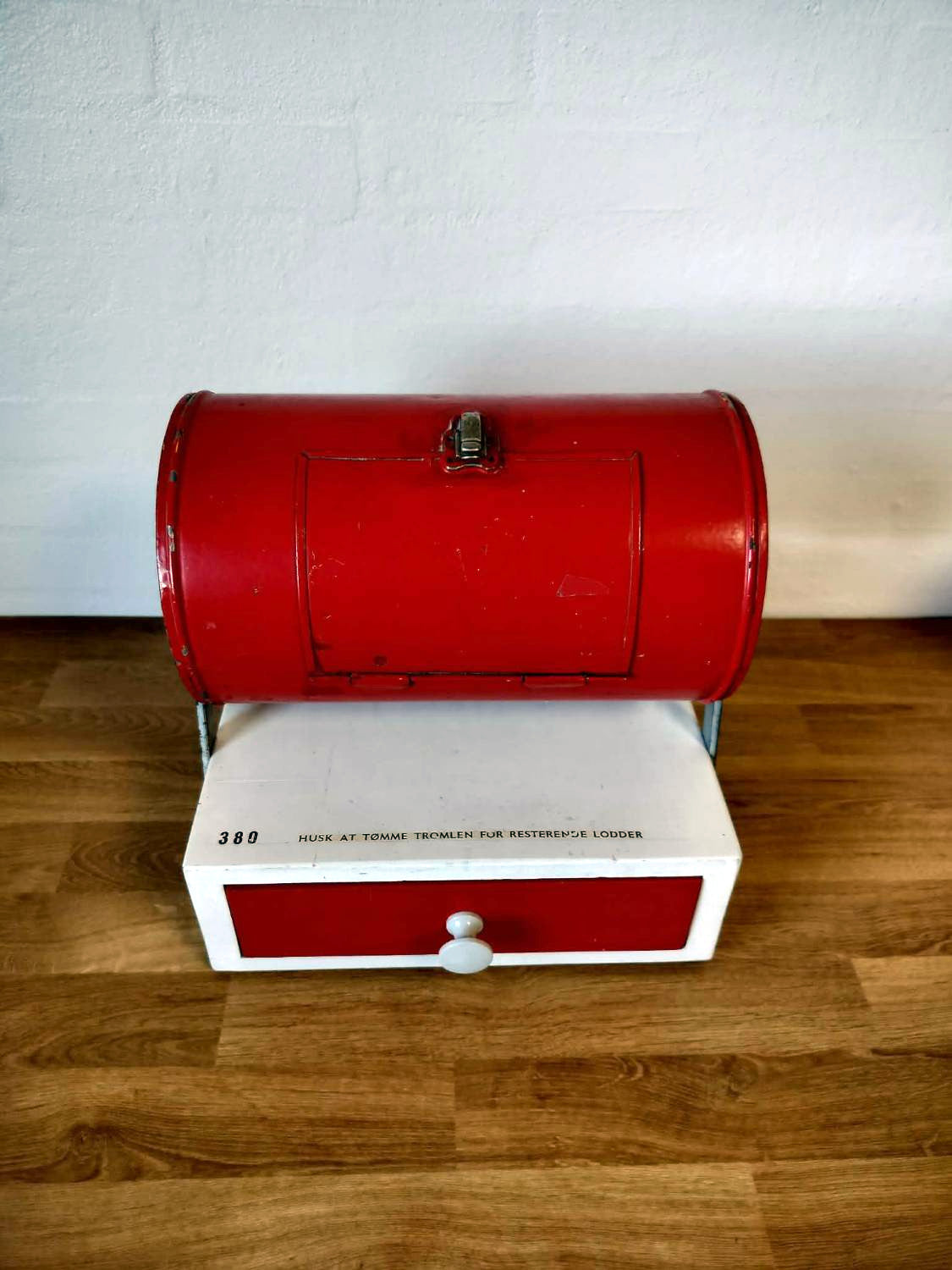 Secondhand - Lotteritromle i rødt metal med skuffe