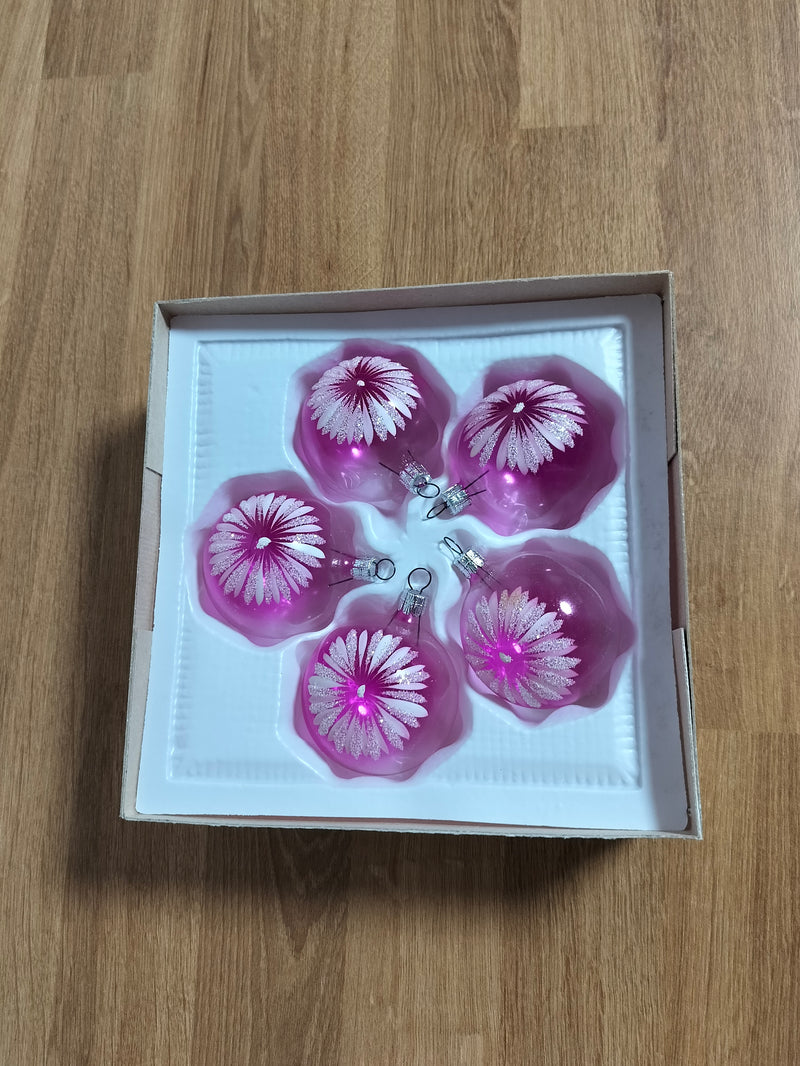 Julekugler i klart glas med hvidt mønster på pink baggrund, 5 stk. i æske