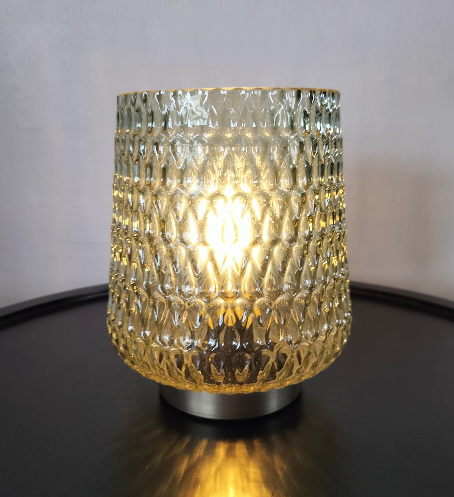 Grøn LED bordlampe med dråbe mønster med tændt lys