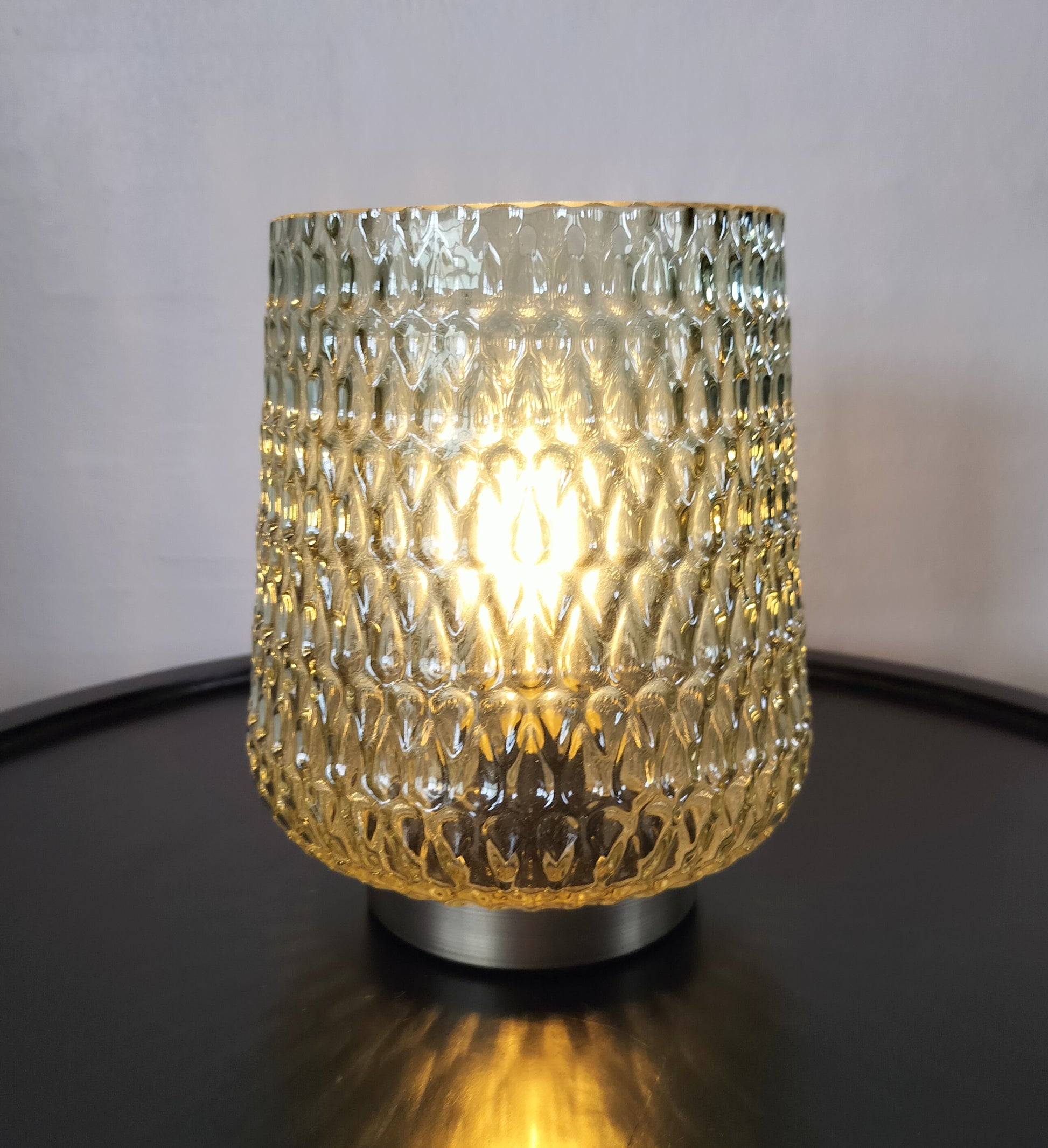 Grøn LED bordlampe med dråbe mønster med tændt lys