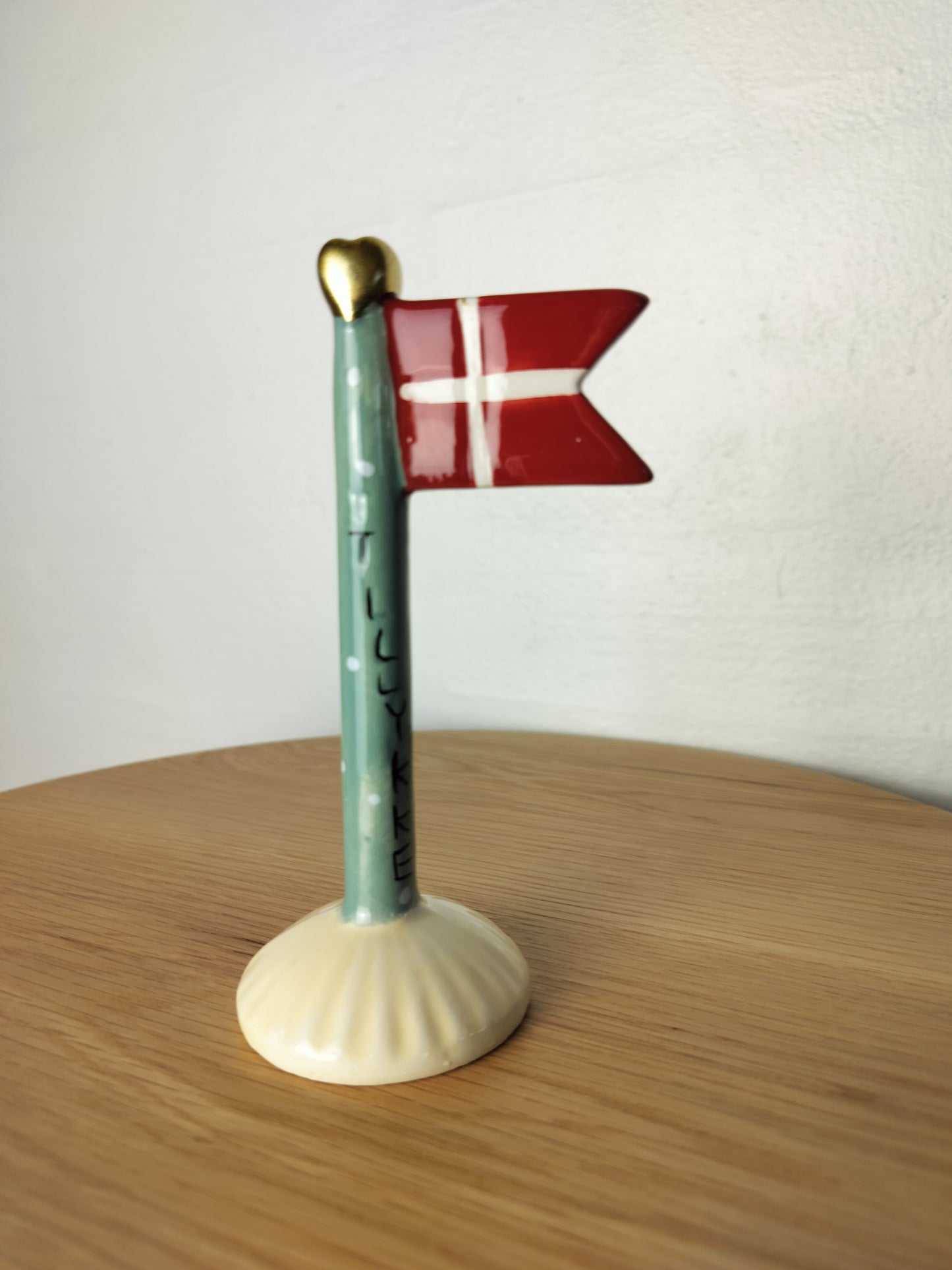 keramik flag grøn med hvide prikke og  med tekst:  TILLYKKE 