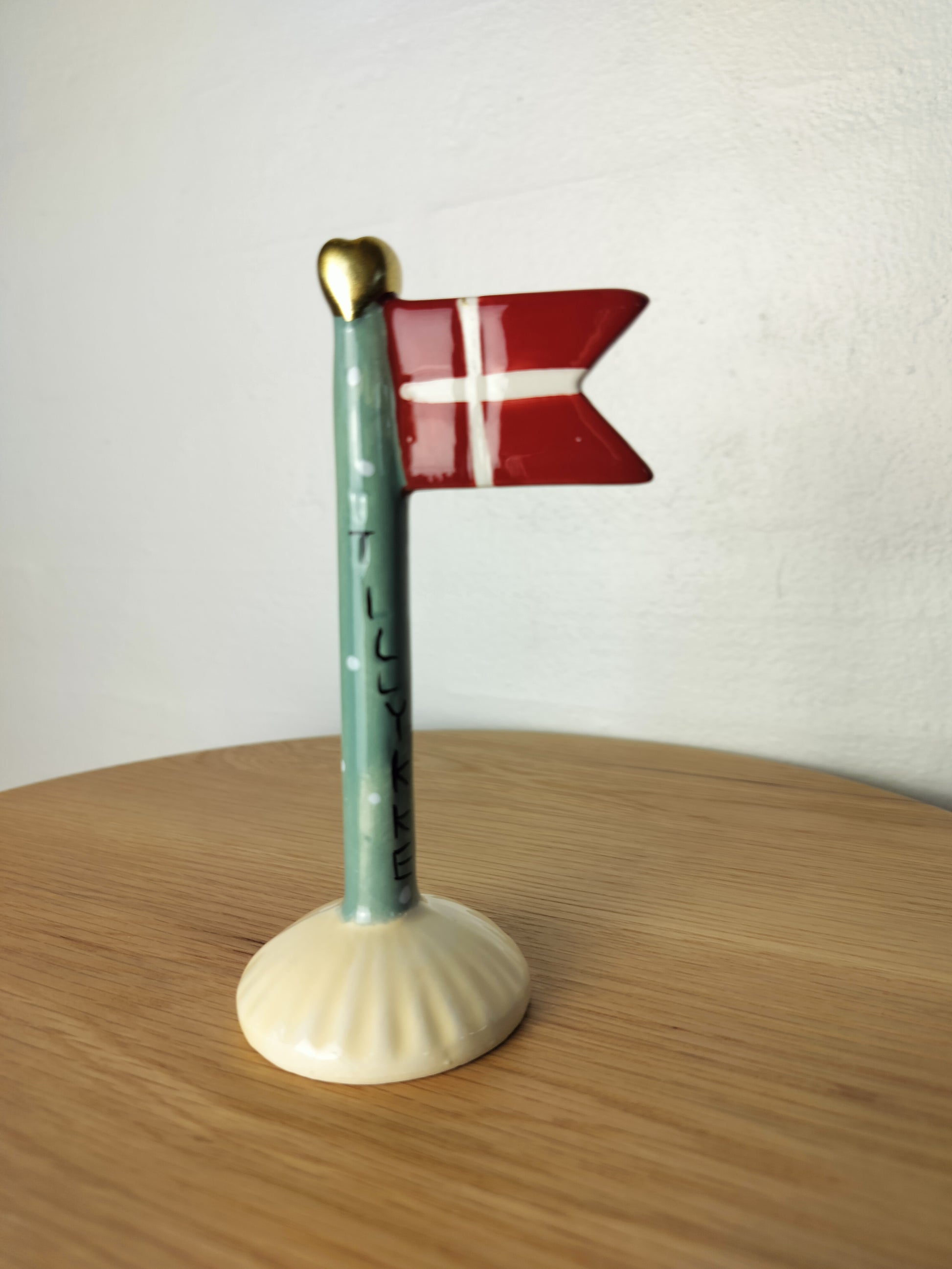 keramik flag grøn med hvide prikke og  med tekst:  TILLYKKE 