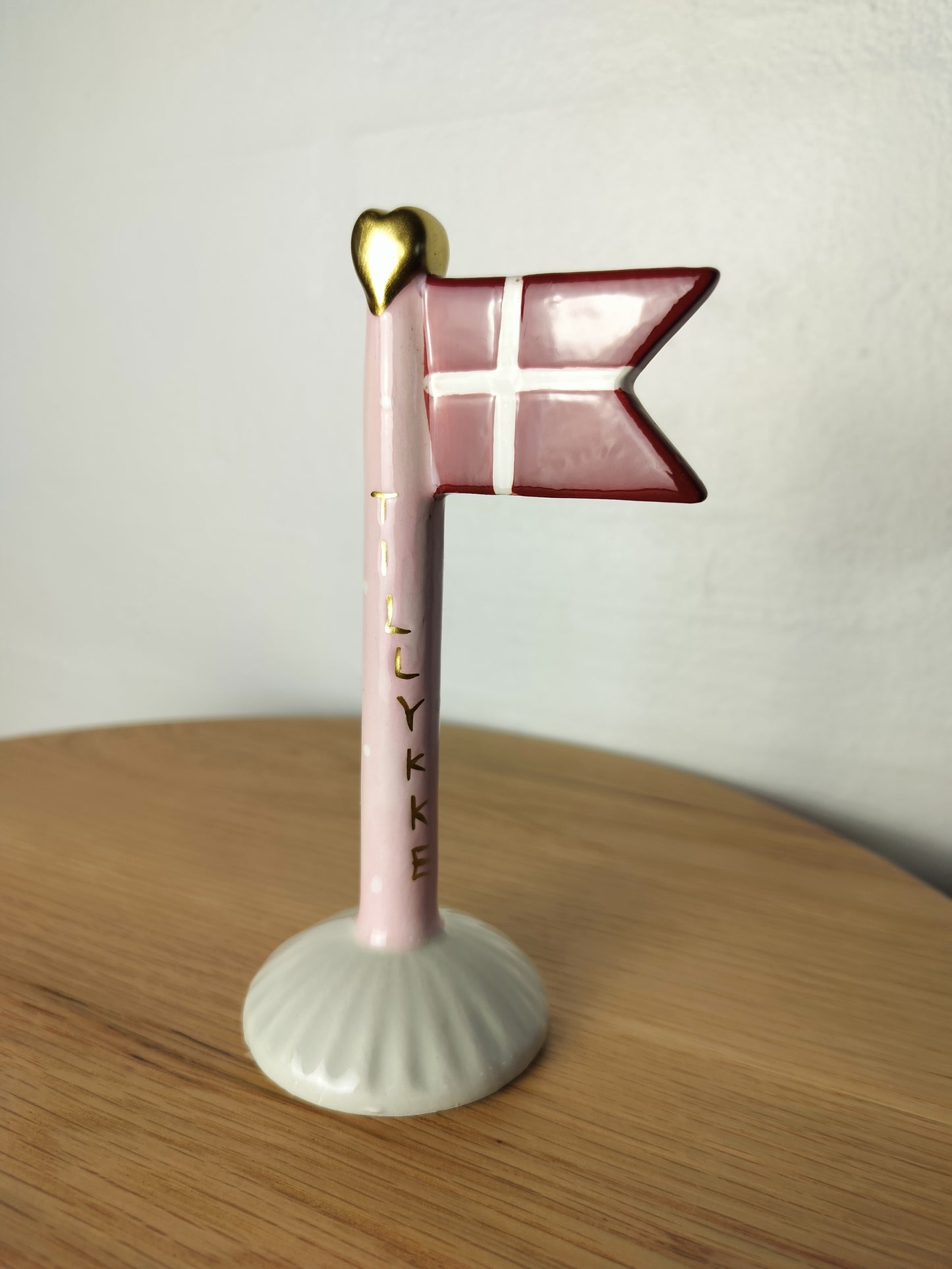 keramik flag rosafarvet med hvide prikker med tekst:  TILLYKKE 