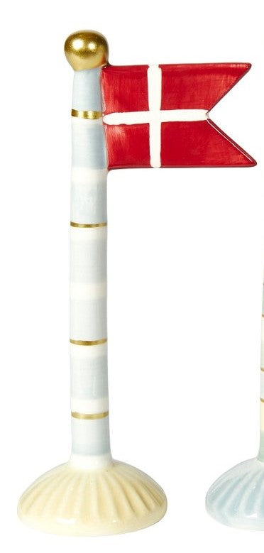19 cm højt keramik flag med hvide, blågrå og guldfarvede striber.