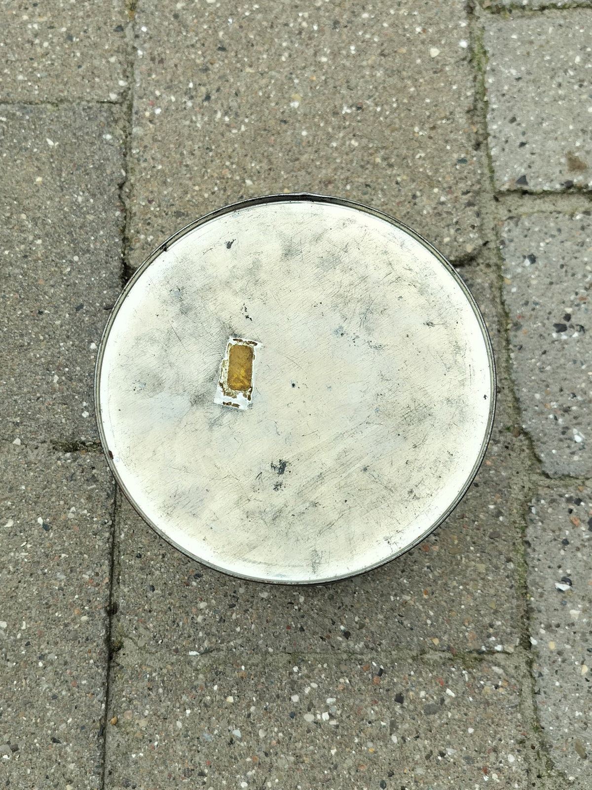 Blå kagedåse med sommerfugle