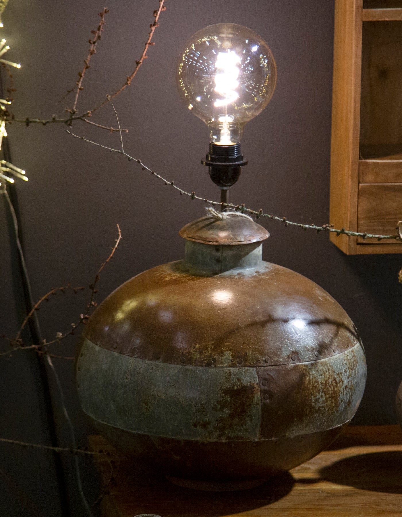 Bordlampe af gammel vandkrukke med stor pære