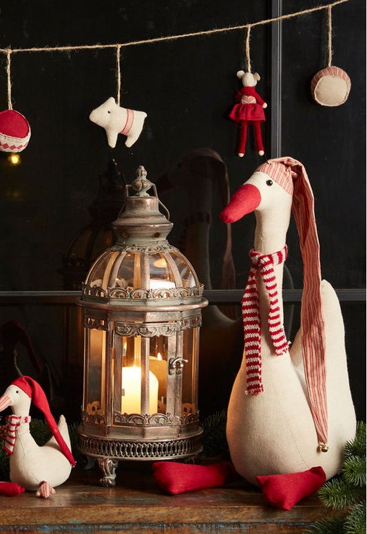 Gytha Gås H 30 cm – Sød julefigur i stof med nissehue