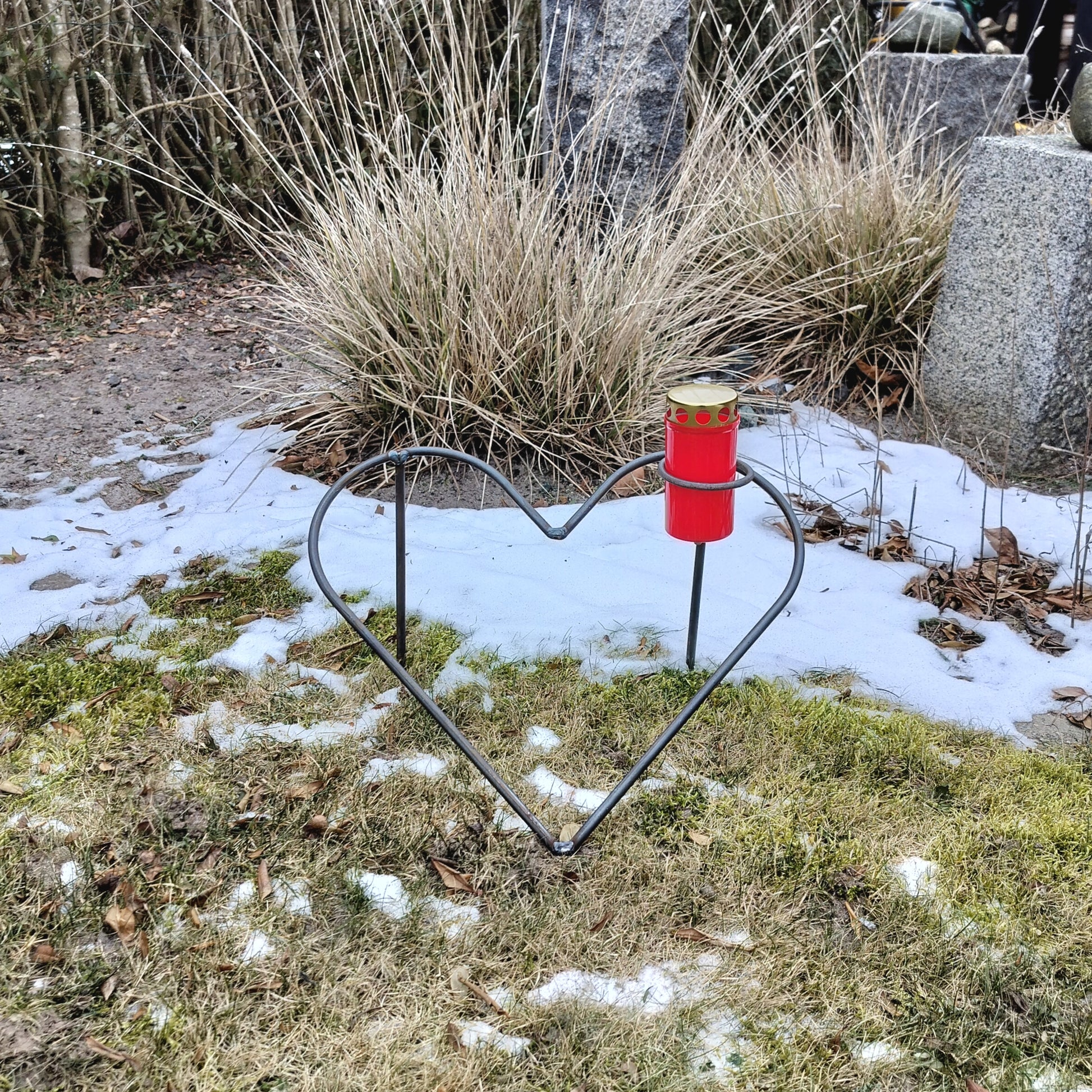 Metal hjerte på ben med lysholder