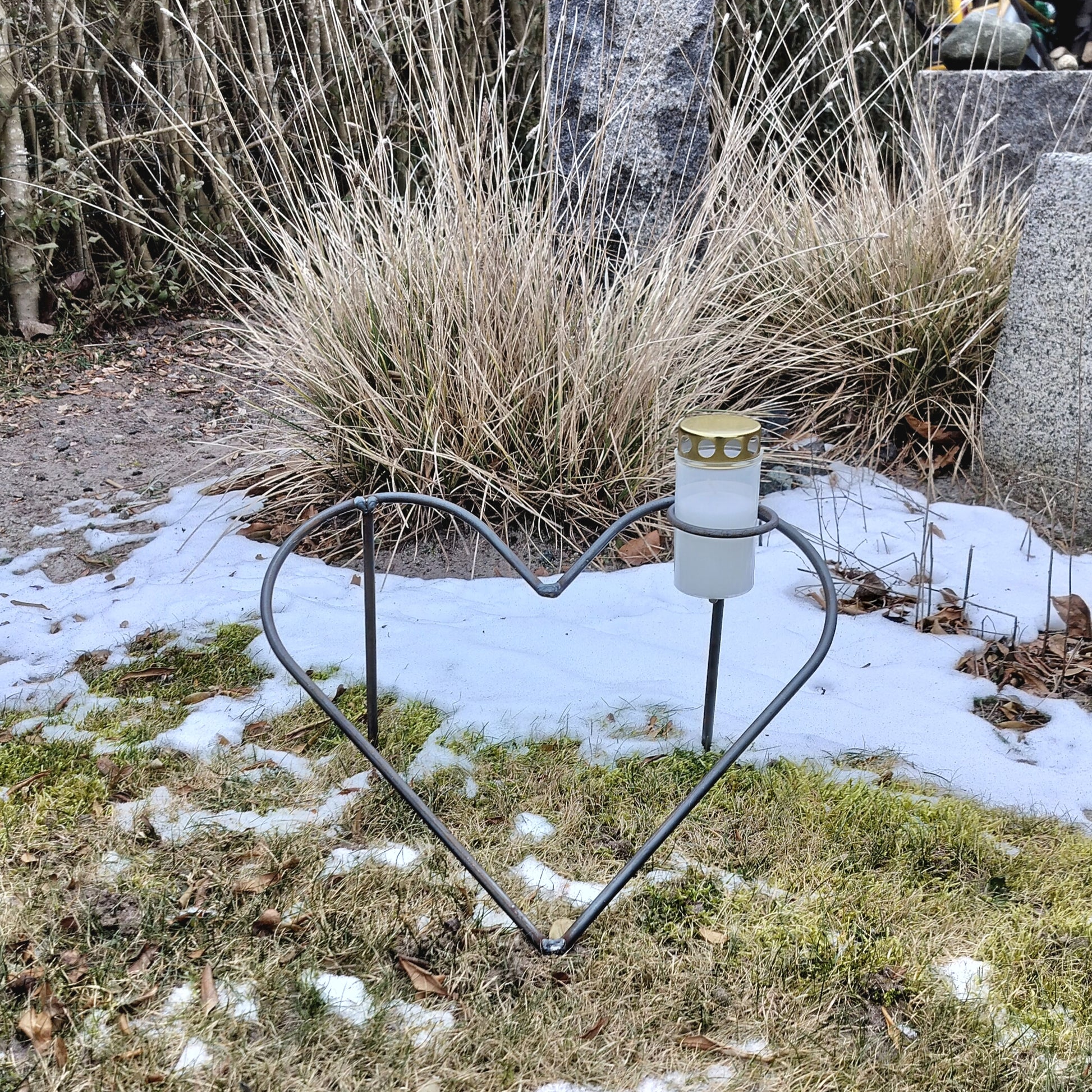 Metal hjerte på ben med lysholder