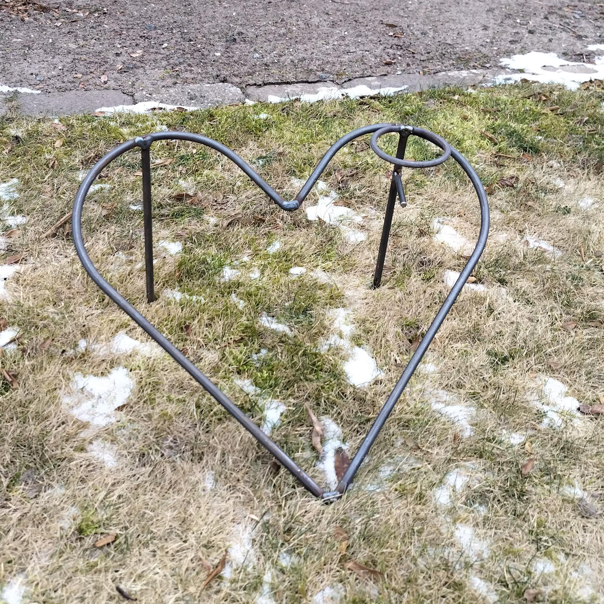 Hjerte i jern på ben med lysholder, 22 cm