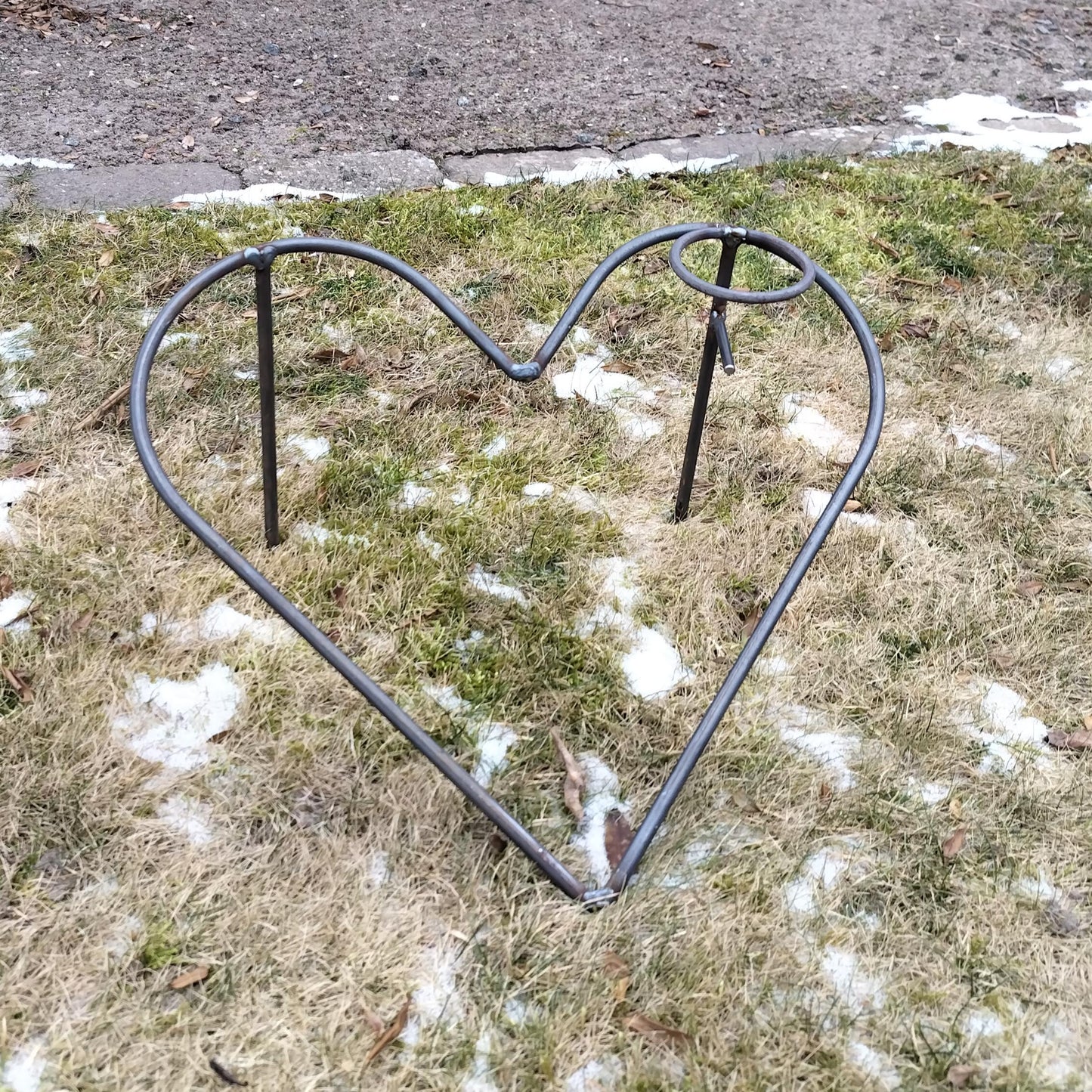 Metal hjerte på ben med lysholder