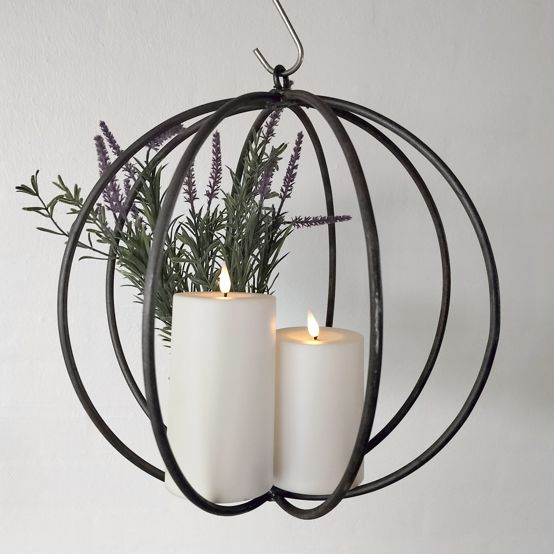 Metal dekorations kugle til ophæng MELLEM Ø 29,5 x H 30,5 cm med LED lys og kunstig plante