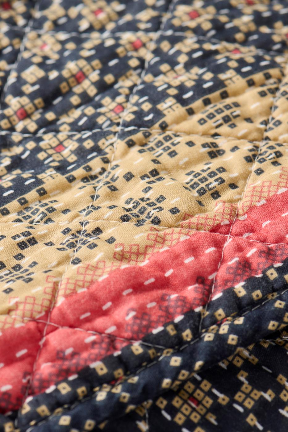 Ib Laursen - Quilt mørkeblå med rosa og naturfarvet mønster på kanter på langs