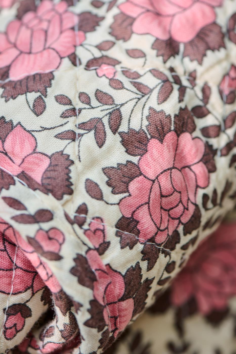 Ib Laursen - Quilt naturfarvet med rosa og brunt blomstermønster