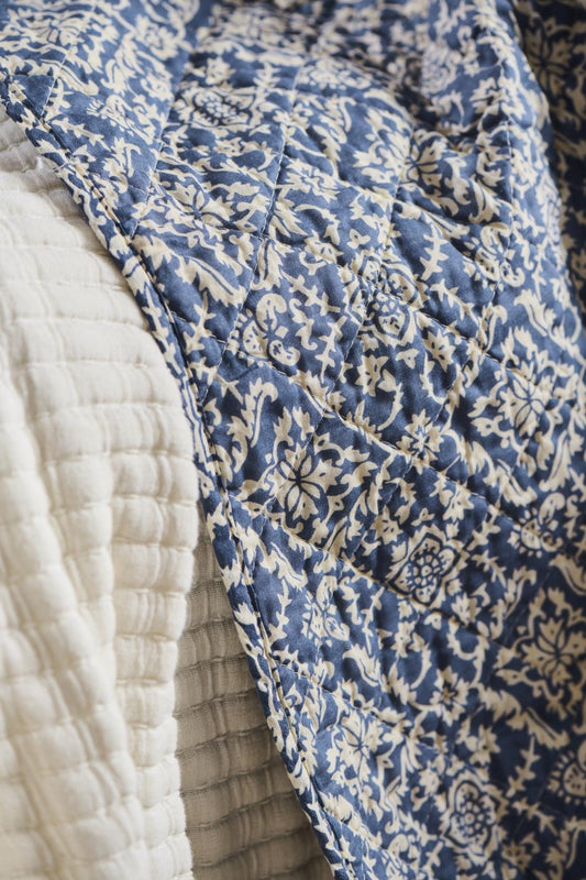 Ib Laursen - Quilt vattæppe blå med naturfarvet blokmønster