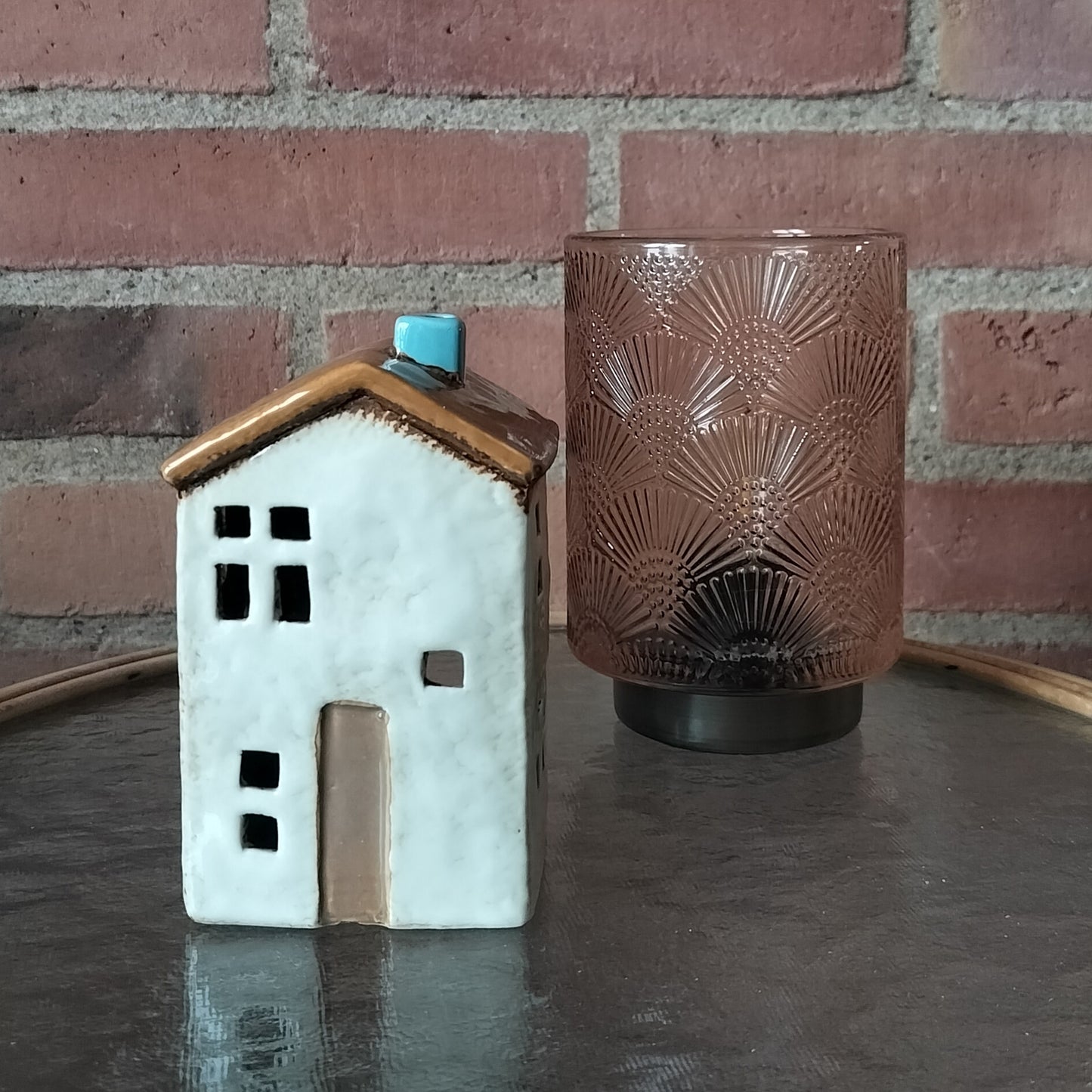 Ib Laursen - Hus til fyrfadslys Brighton med brunt tag og brun dør