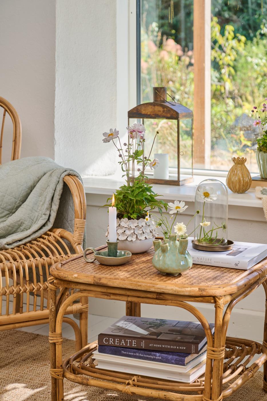Sofabord med flette bordplade og hylde af rattan