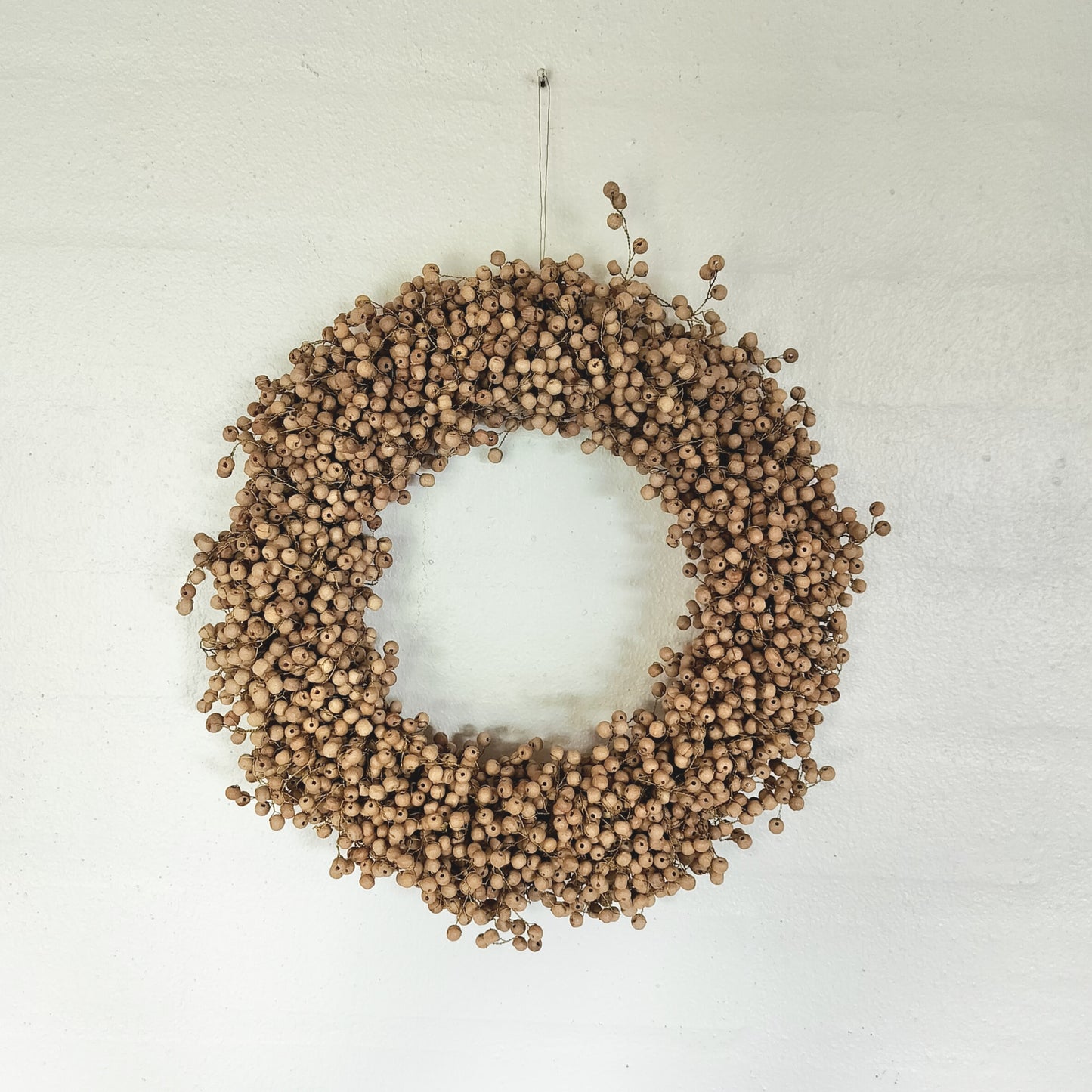 Ib Laursen - Krans af håndlavede naturfarvede træperler Ø 25 cm