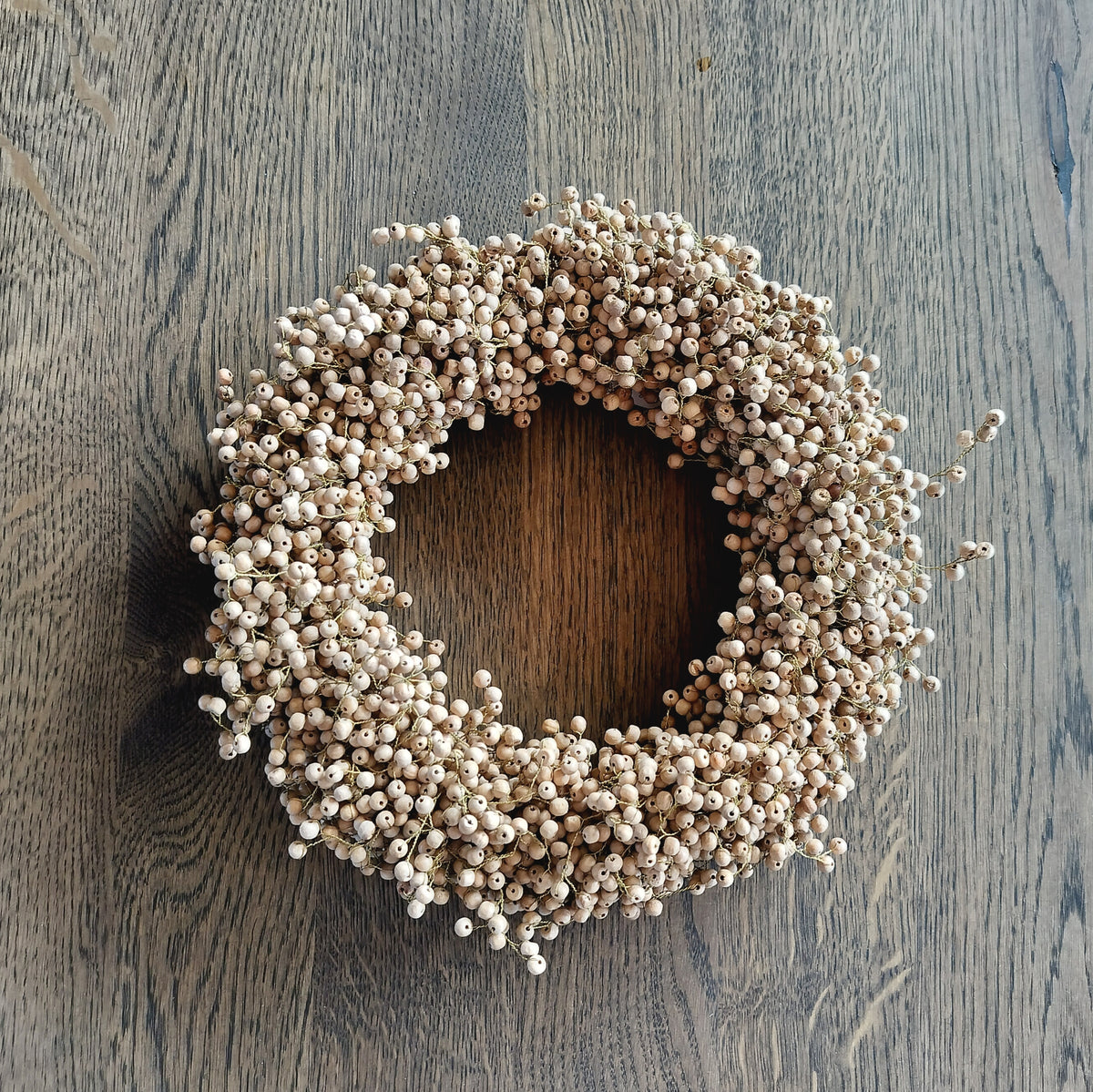 Ib Laursen - Krans af håndlavede naturfarvede træperler Ø 25 cm