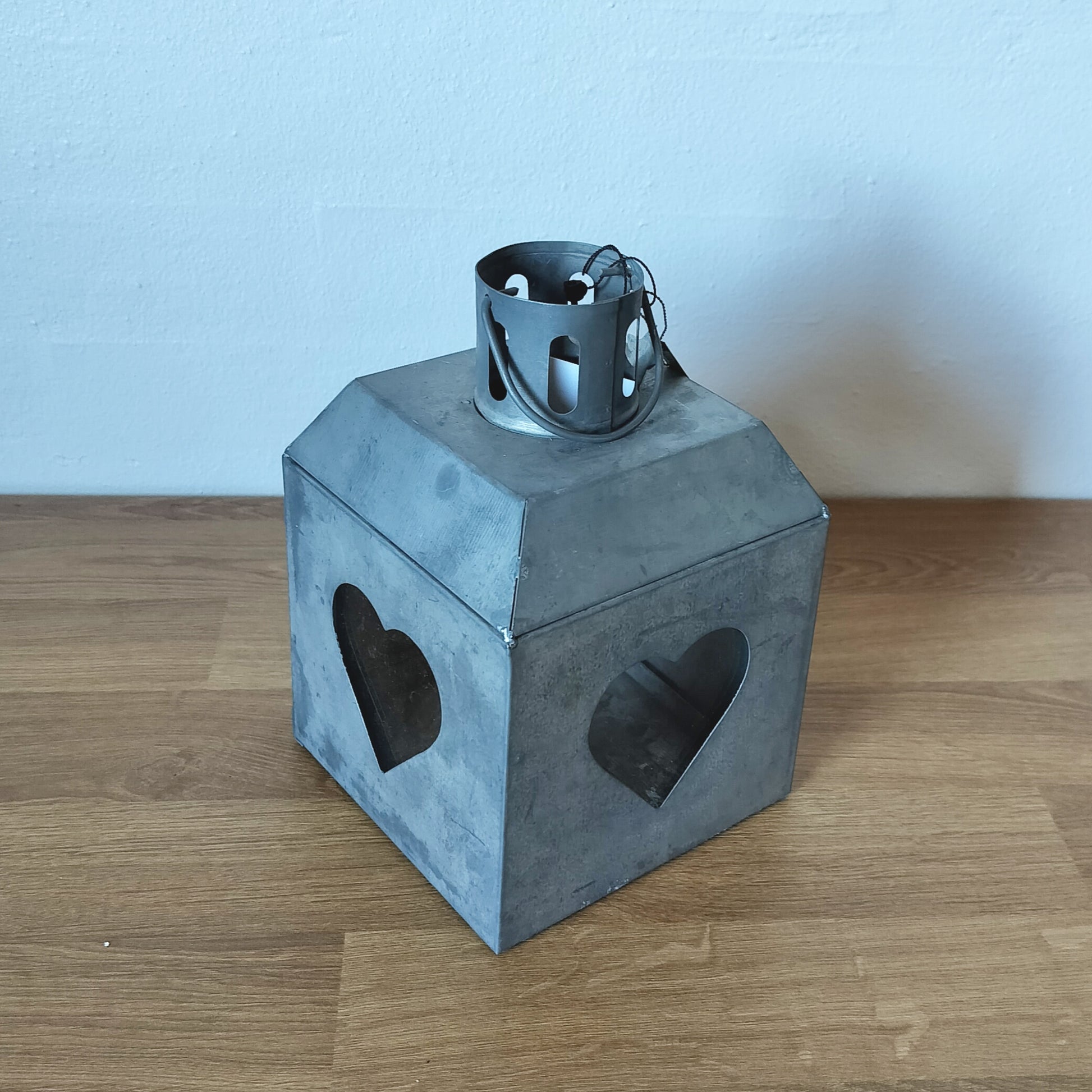 Lanterne med hjerte på alle 4 sider 13 x 13x H 19 cm