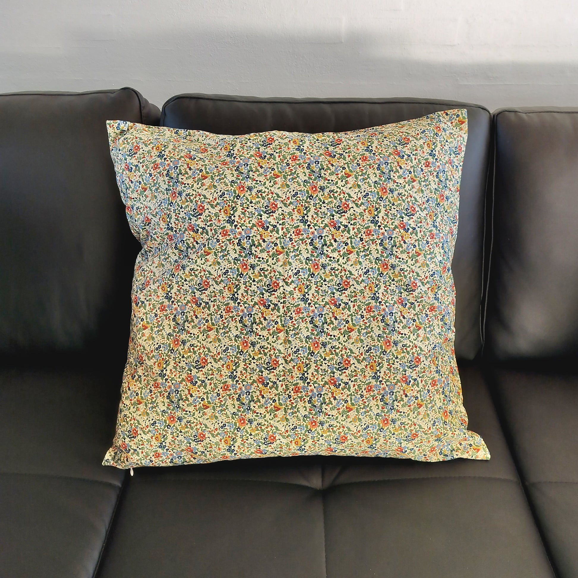 Ib Laursen - Pudebetræk med blå, grønne og rustfarvede blomster 60 x 60 cm
