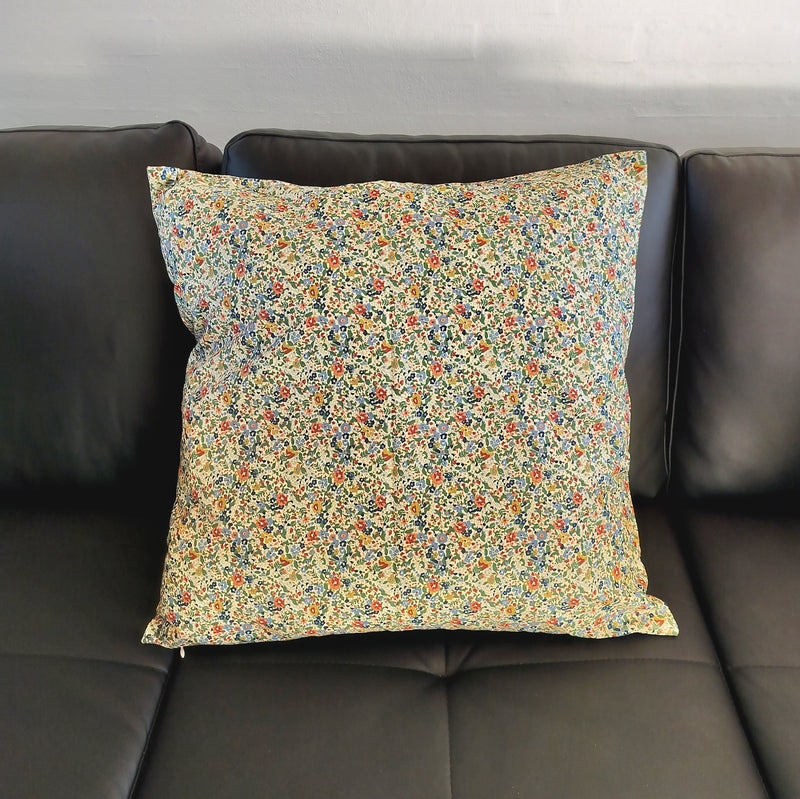 Ib Laursen - Pudebetræk med blå, grønne og rustfarvede blomster 60 x 60 cm