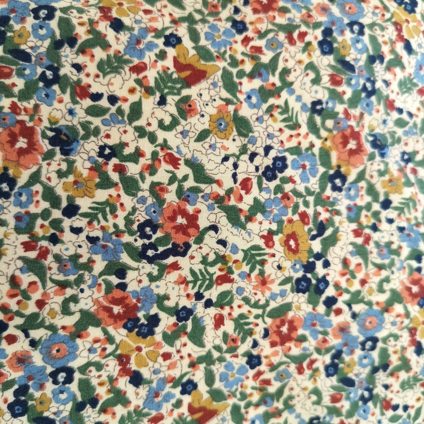 Ib Laursen - Pudebetræk med blå, grønne og rustfarvede blomster 60 x 60 cm