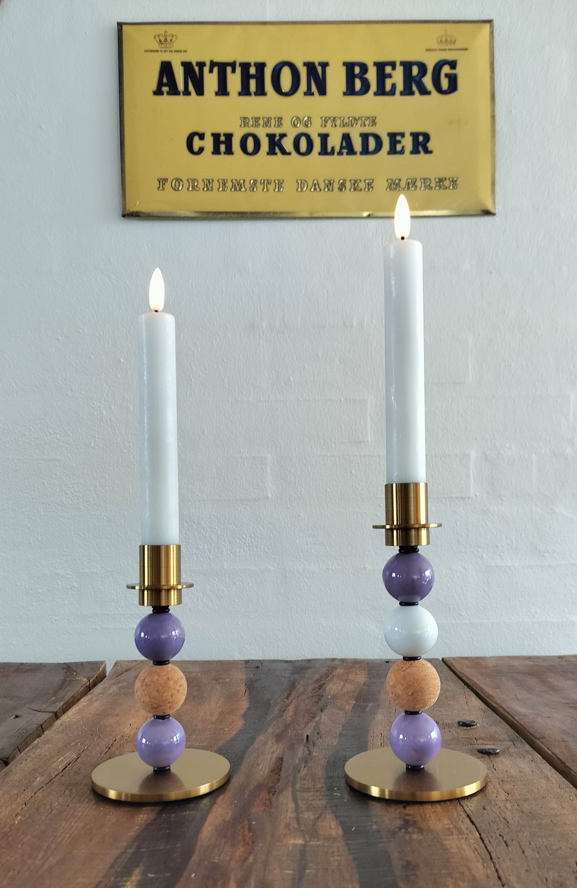 MY-Candle messing kuglelysestager med lilla og hvid porcelænskugler og kork kugler.