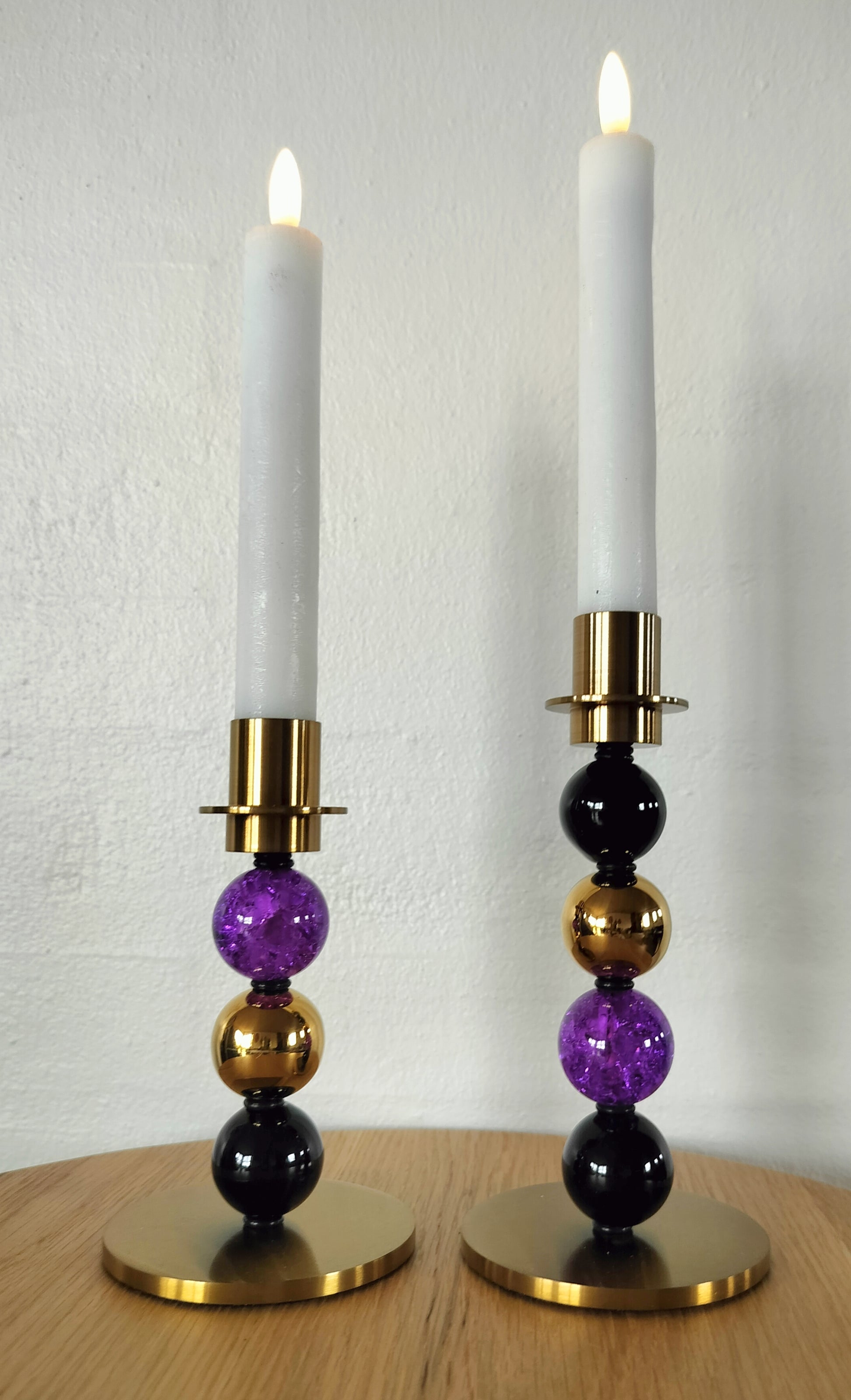 Messing kule lysestage fra MY-Candle med sorte porcelænskugler, guldfarvede metalkugler og lilla glaskugler