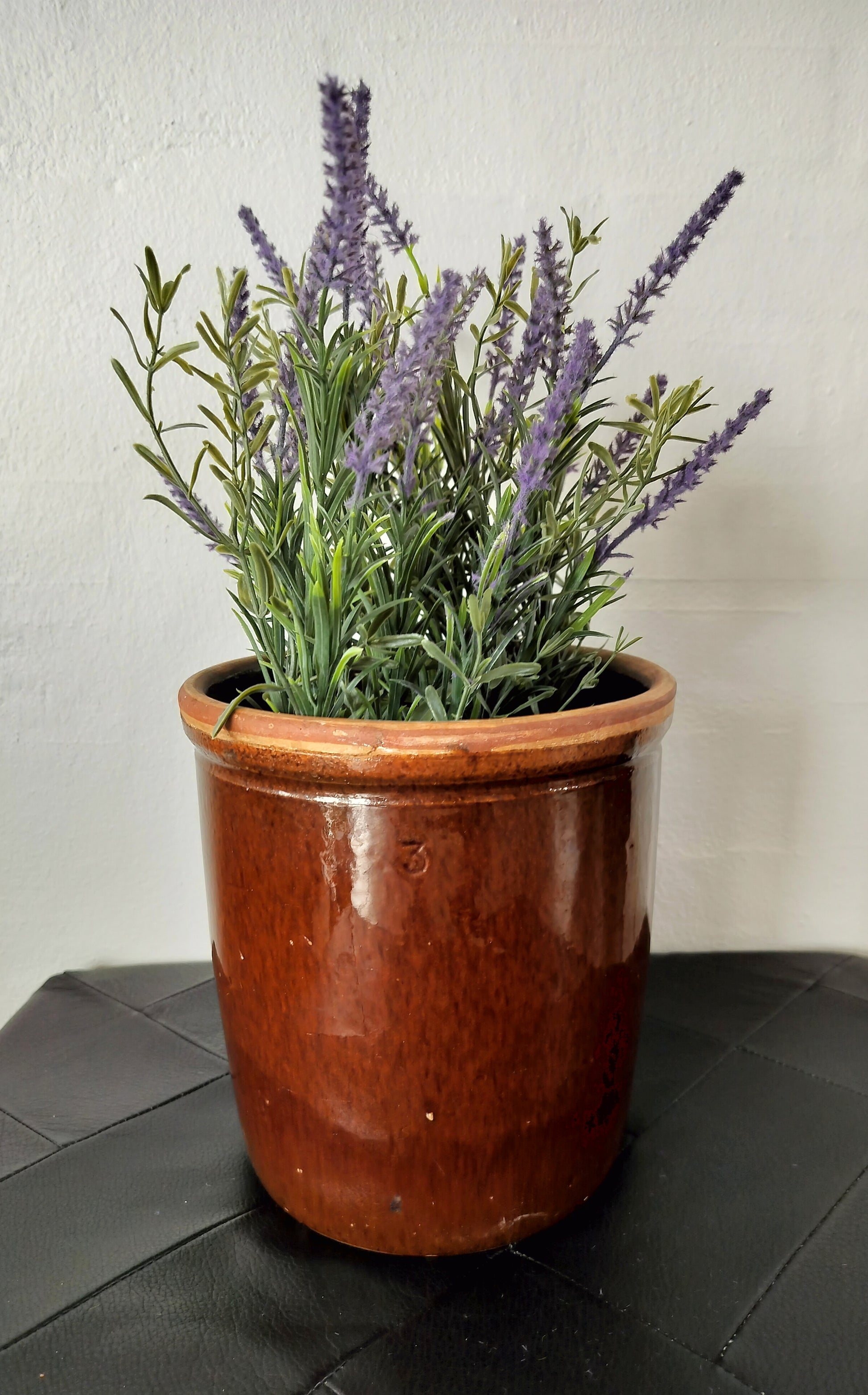 lys brunmeleret gammel syltekrukke Ø 17,5 cm x H 18,8 cm. Syætekrukken er vist med en kunstig lavendel plante fra Speedtsberg.