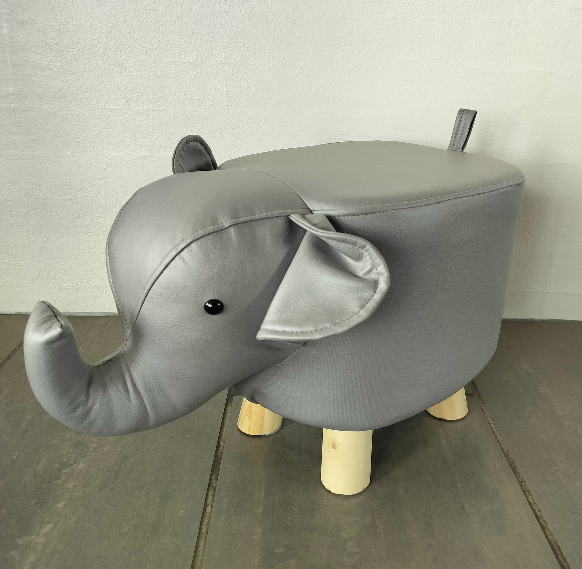 Grå elefant som børneskammel.