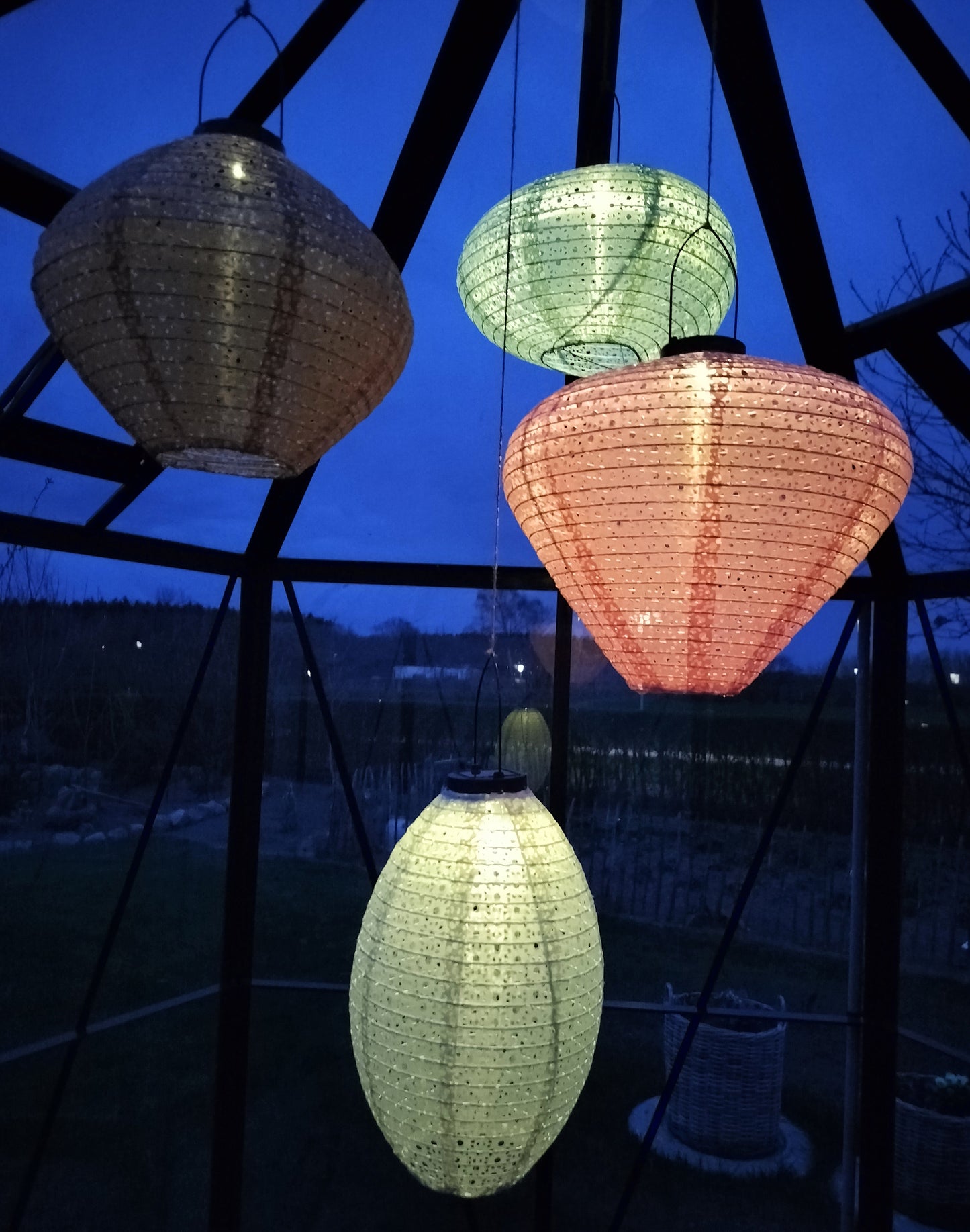 Solcelle lanterne konisk formet i pink Ø 33 x H 30 cm