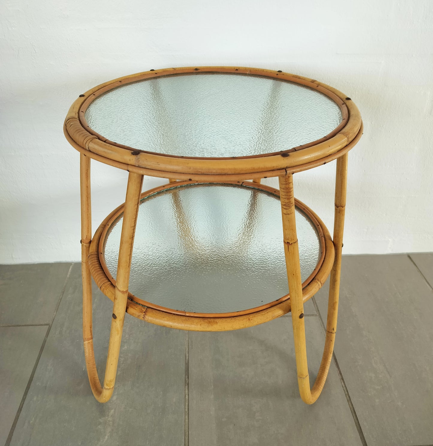 Secondhand - ældre bambusbord med matterende glasplader