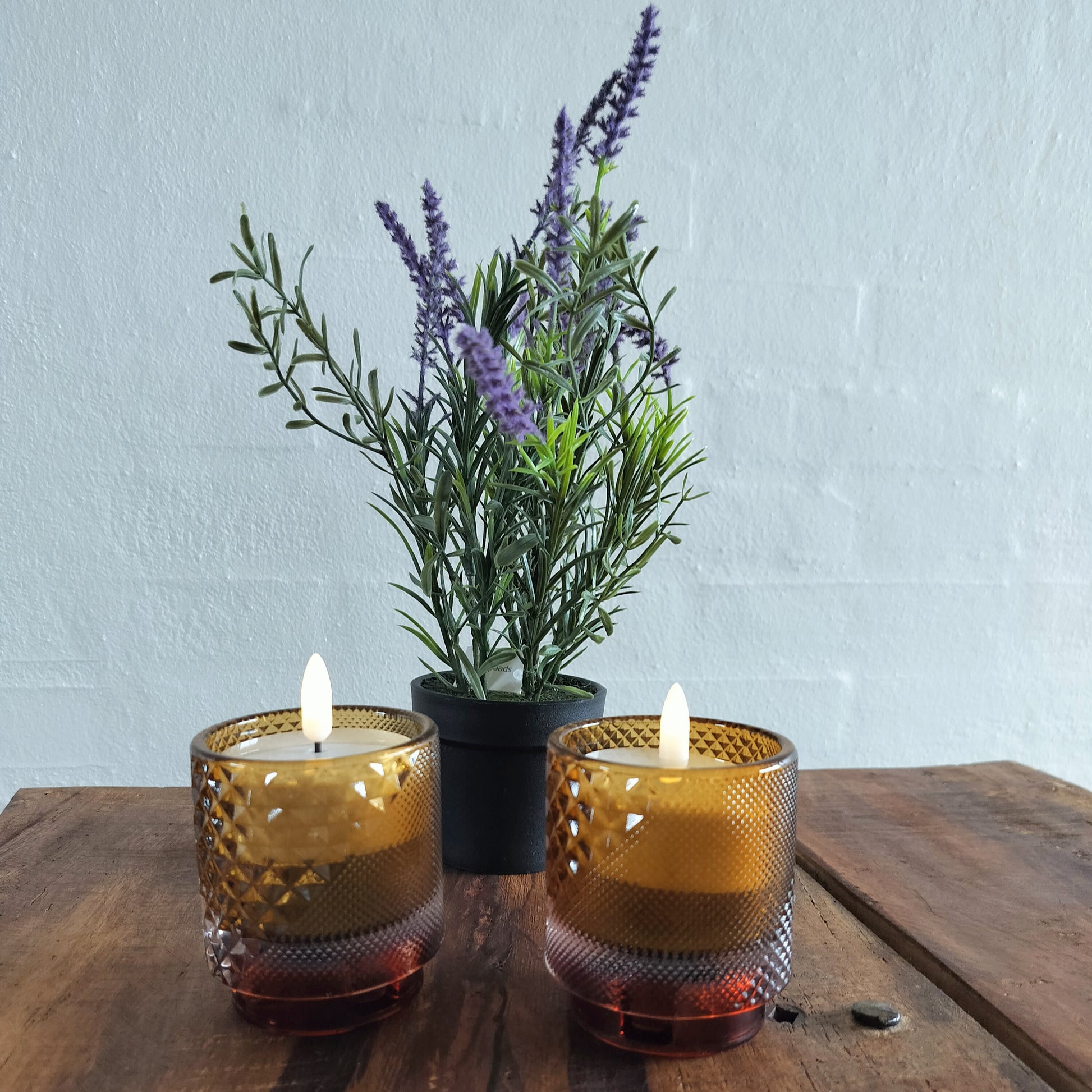 2 stk fyrfadslysestage i sennepsgul glas med harlekin mønster.