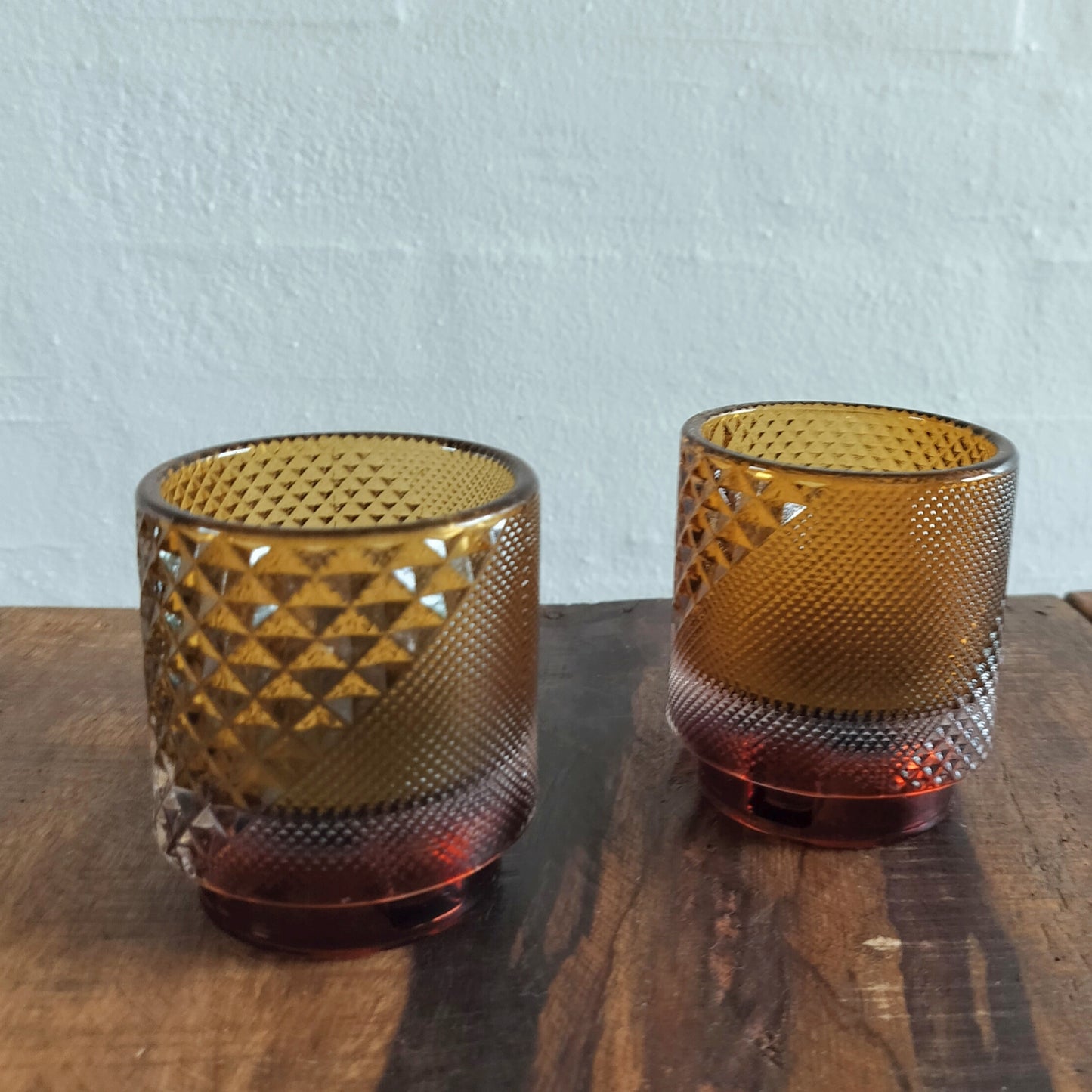 2 stk fyrfadslysestage i sennepsgul glas med harlekin mønster.