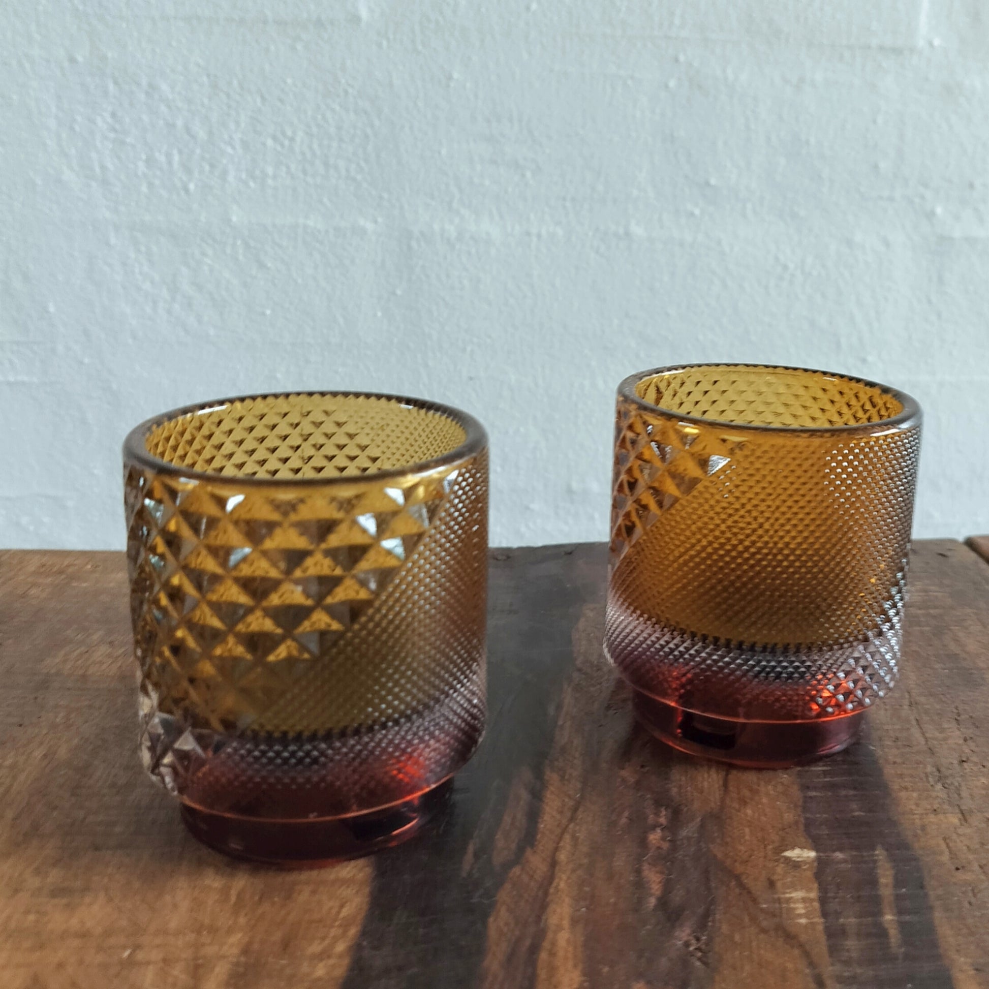 2 stk fyrfadslysestage i sennepsgul glas med harlekin mønster.