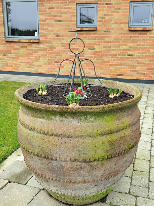 Lille Metal Enge i udendørs blomsterkrukke.