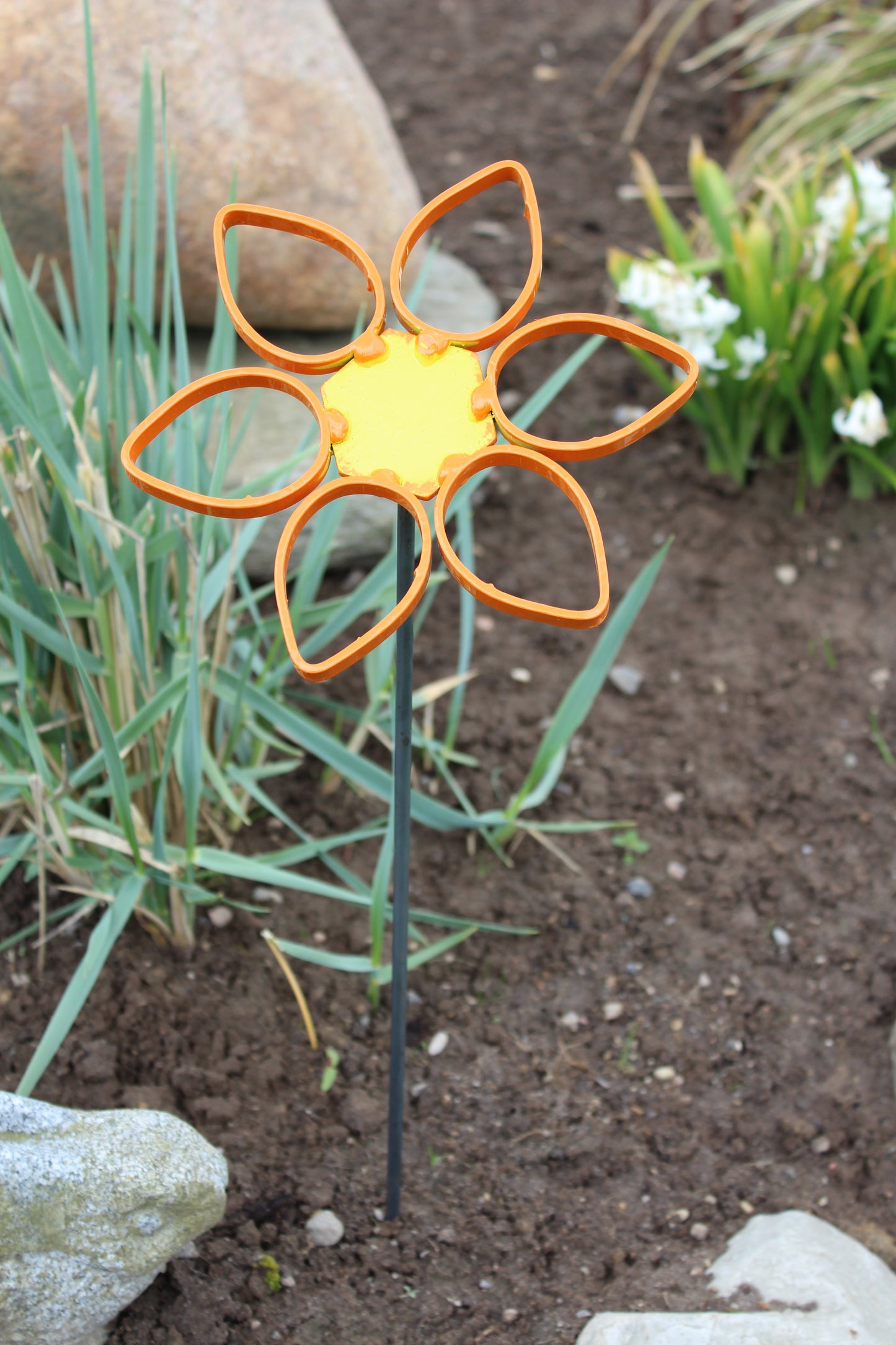 Metal blomst på spyd - orange og gul