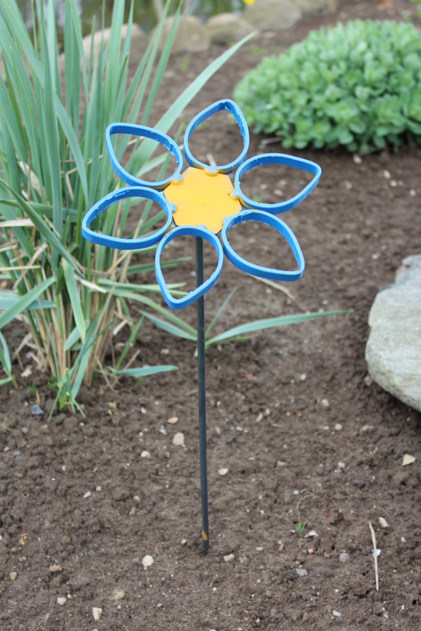 Metal blomst på spyd - blå og gul