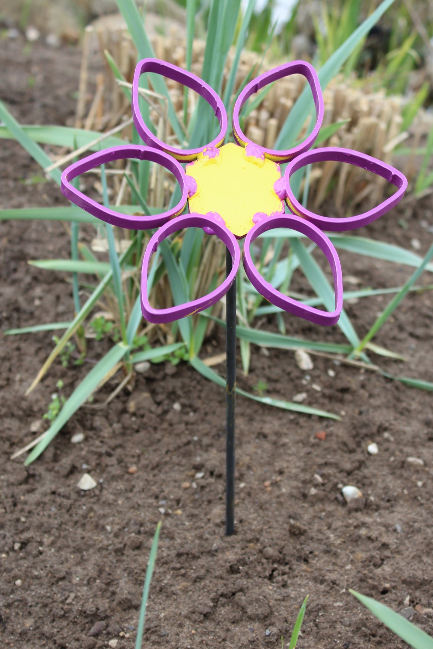 Metal blomst på spyd - lilla og gul