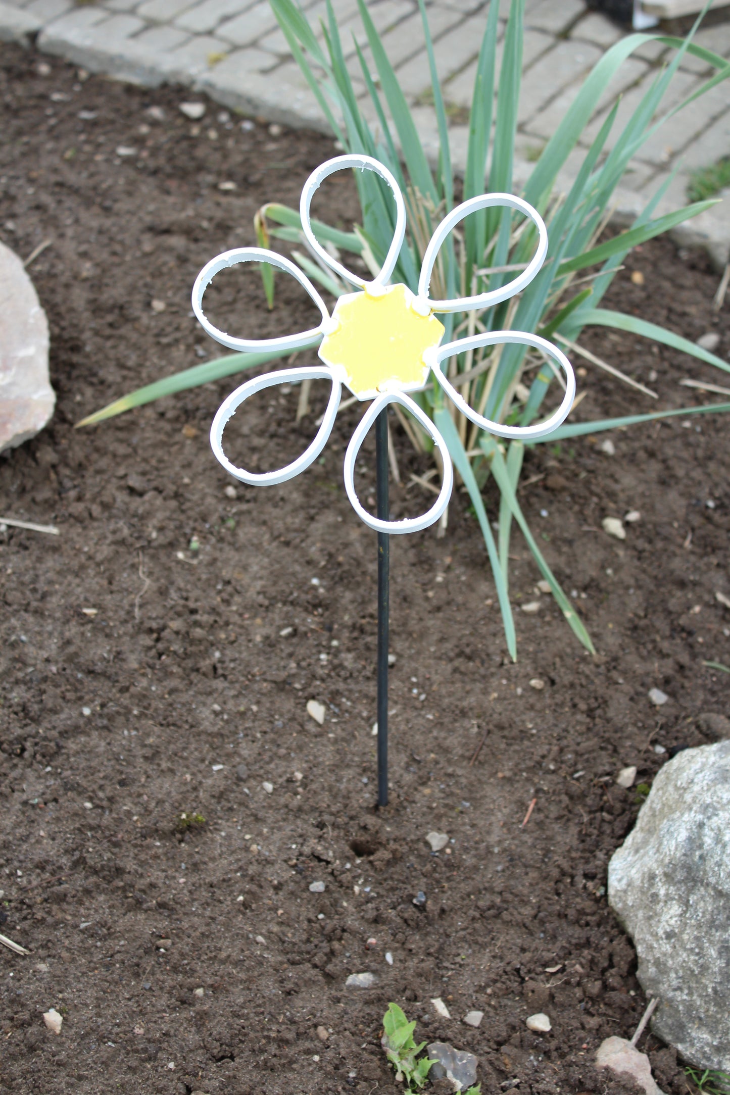 Metal blomst på spyd - hvid og gul