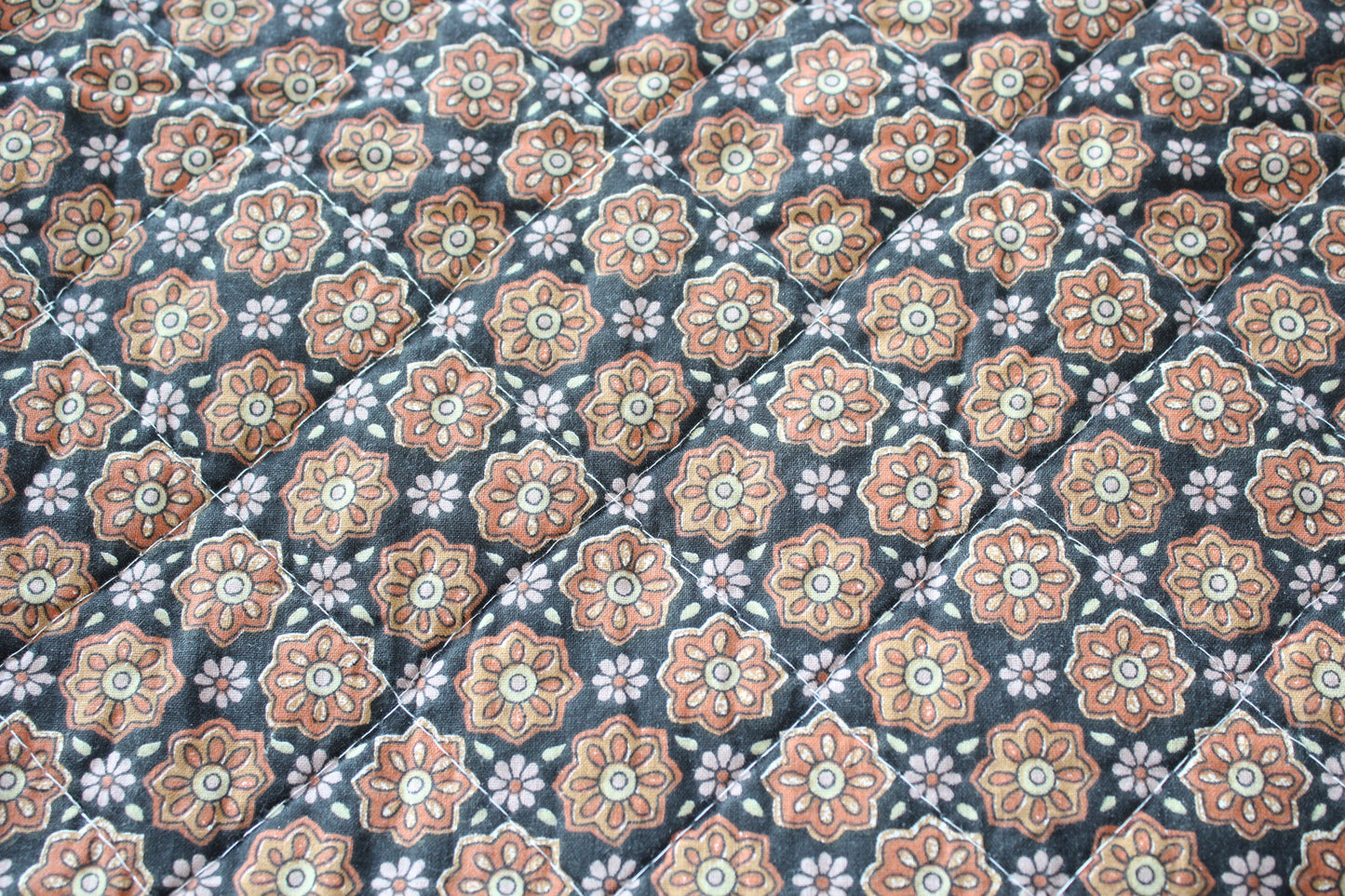 Ib Laursen - Quilt vattæppe - sort med blomstermønster i rustfarver